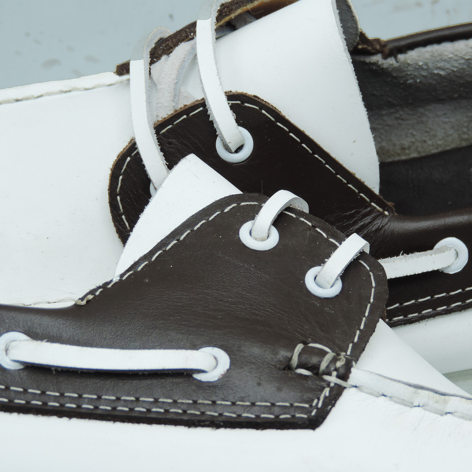 Chaussures Bateau en cuir blanc et marron - Image 3